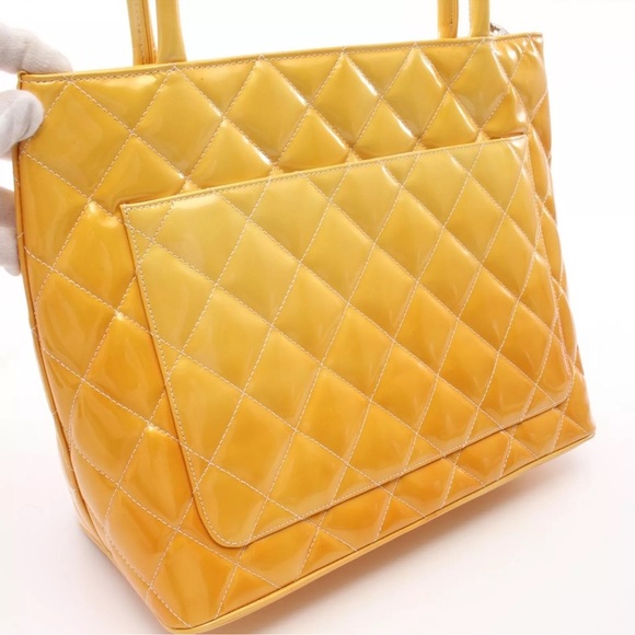 CHANEL Medallion Tote Bag A01804 Patent leather Yellow Used Women - Picture 10 of 17